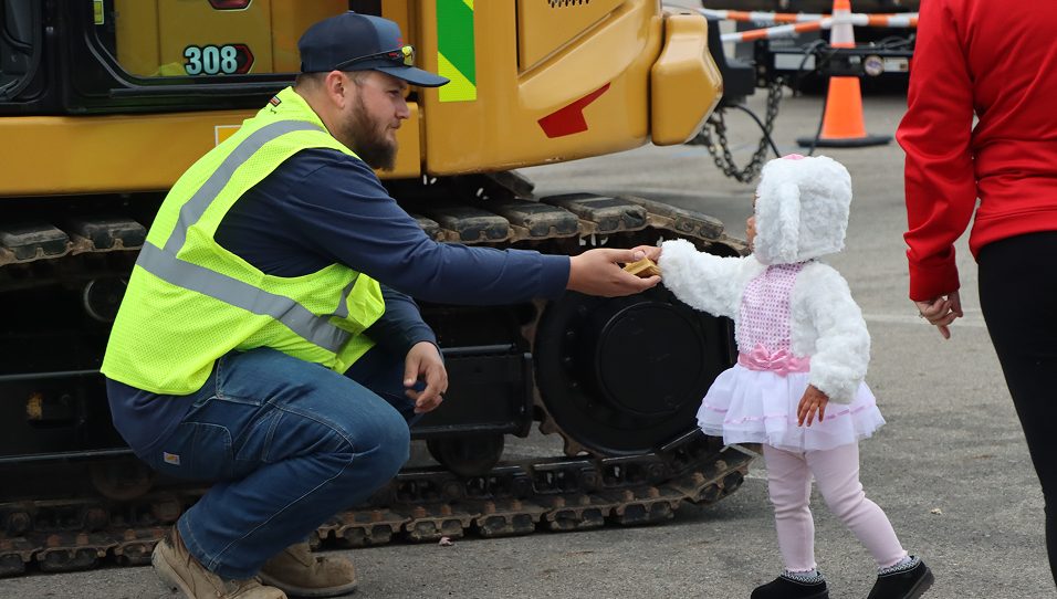 worker with little girl